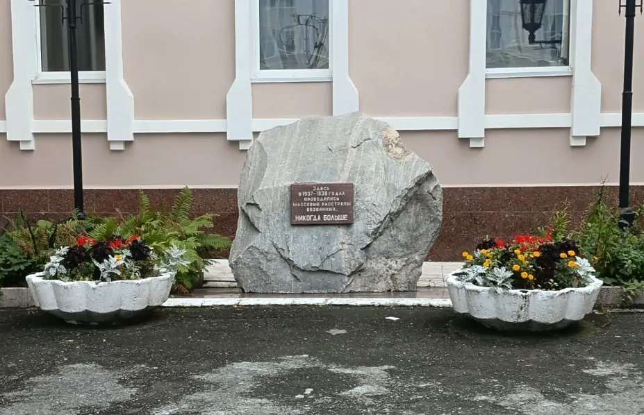 Университет объявил об открытии прохода к памятнику на территории кампуса 30 октября в 10:00; доступ к монументу закрывался в течение лет.