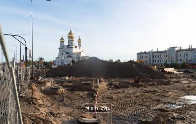 Долгосрочный ремонт продолжается; завершение запланировано на 2028 год, к 2027 году часть территории будет доступна для прогулок, завершатся работы у объектов вокруг площади.