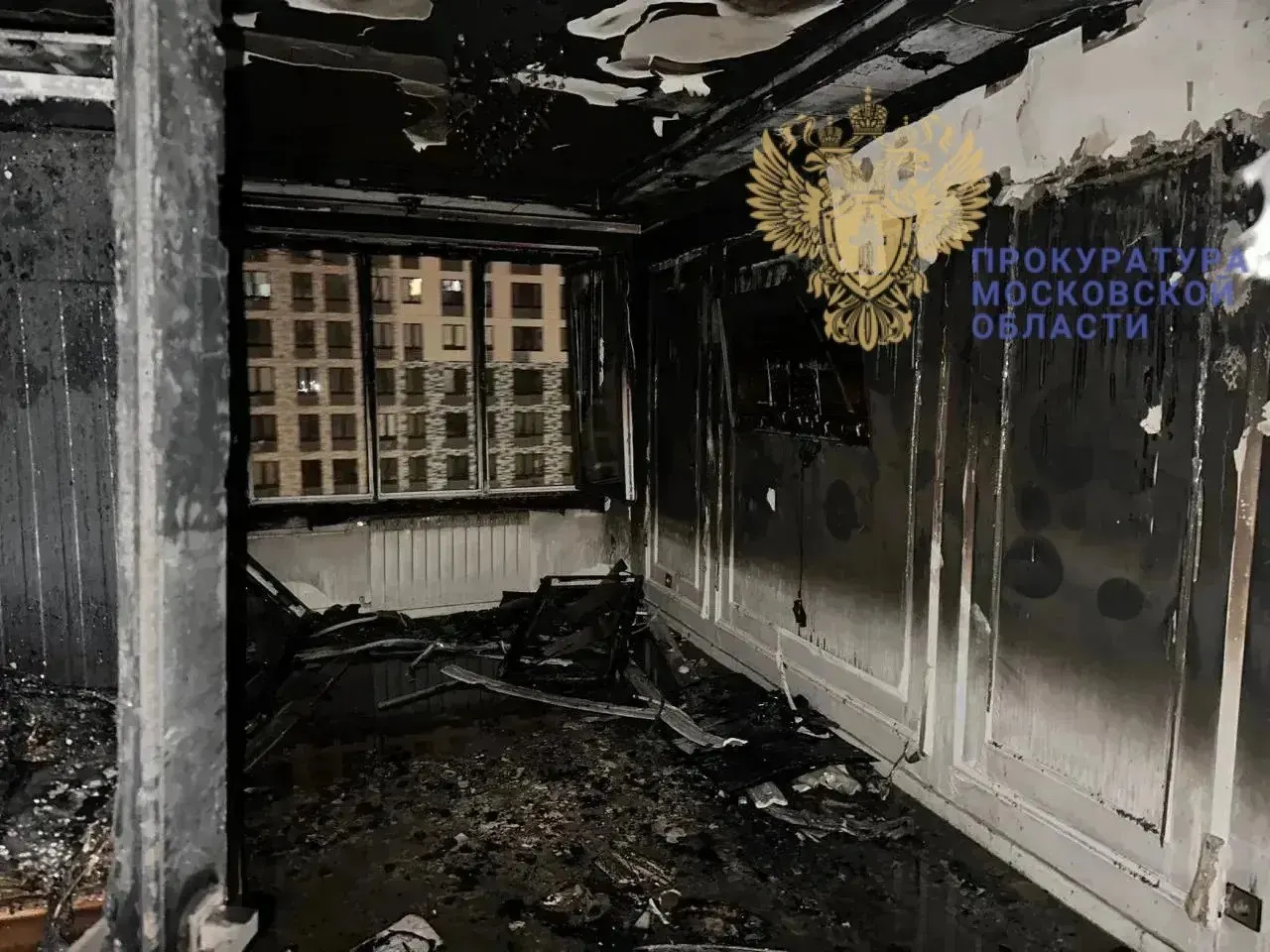 Очаг возгорания находился в квартире на десятом этаже; семья недавно переехала. Все члены семьи госпитализированы, но 16-летнюю девушку спасти не удалось. Предварительная причина — аварийный режим электросети; возбуждено уголовное дело.