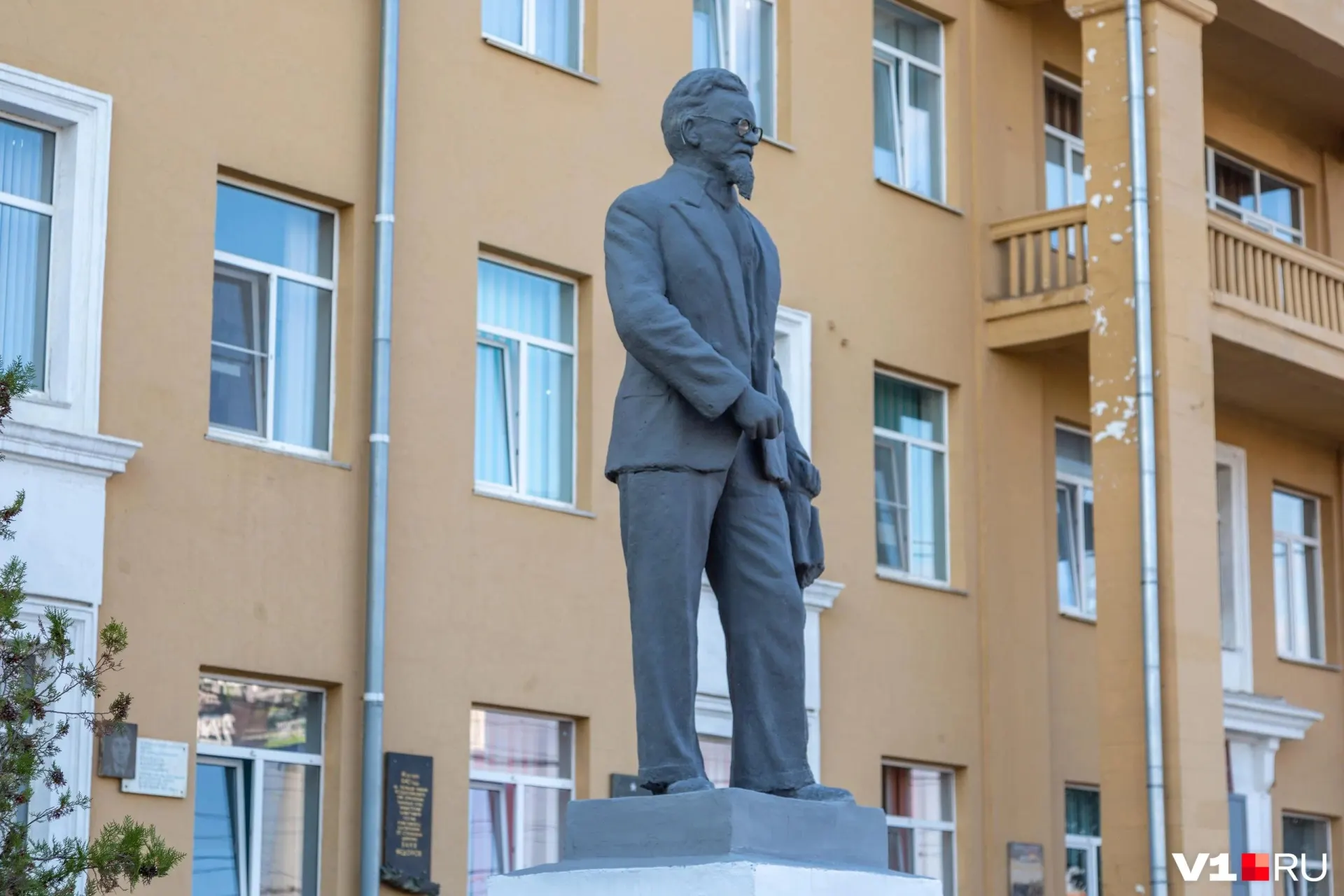 Поверхность памятника вновь треснула, жители опасаются повторения дефектов через годы и требуют разъяснений по качеству работ.