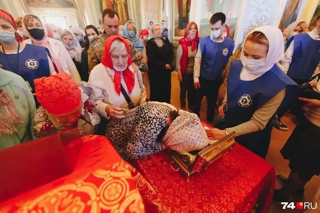 Ковчег с частицей святыни будет доставлен из Санкт-Петербурга 18 октября в 8:00. До 20 октября прихожане смогут увидеть пояс в храме Сергия Радонежского, а вместе с ним — мощи родителей Богородицы, Иоакима и Анны.