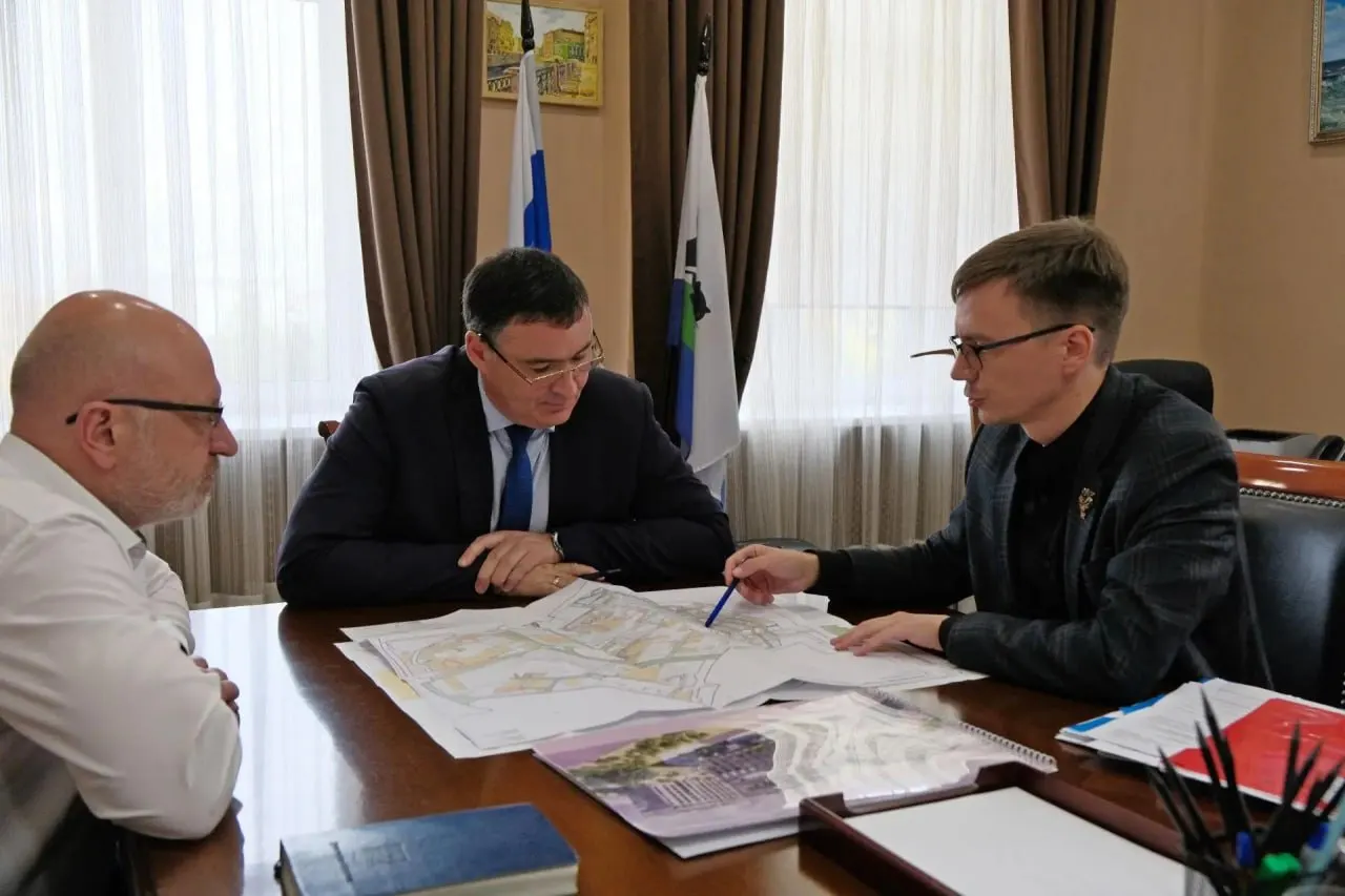 Городские власти изменили проект межевания территории вокруг бывшего городка рядом с аэропортом; запланирована школа на 1500 мест и два детских сада, а также меры по расширению общественных пространств.