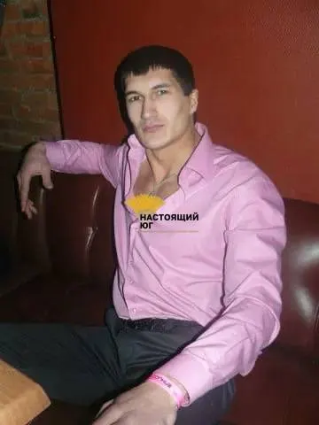 36-летний мужчина обвиняется в убийстве 33-летней женщины. Ранее он был осужден за жестокое убийство, но досрочно освобожден за участие в вооружённом конфликте.
