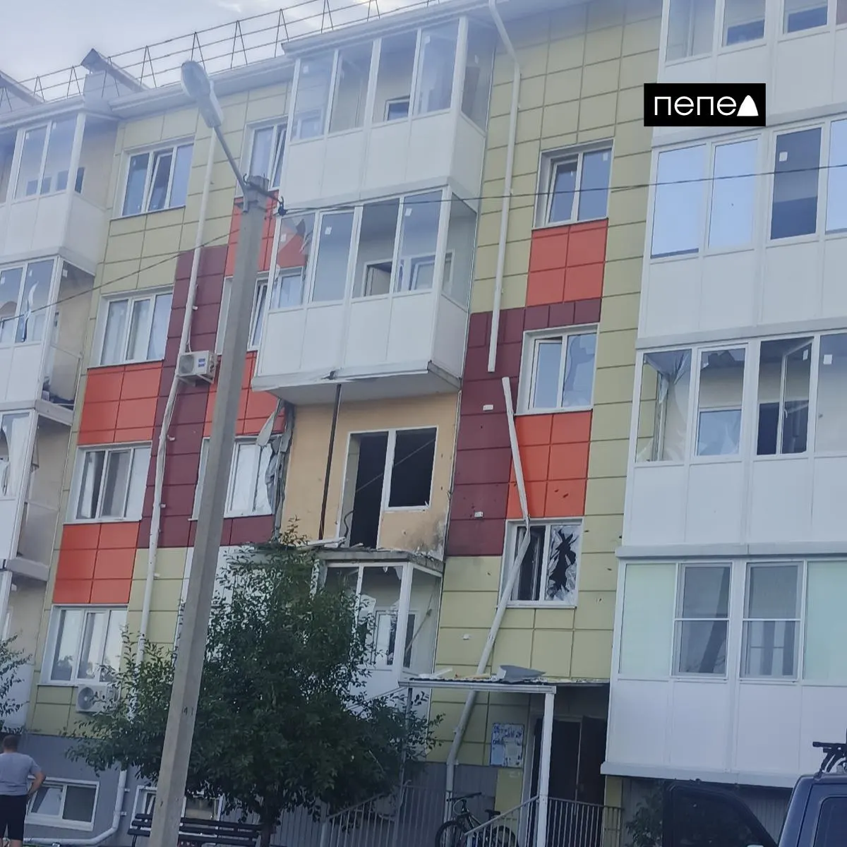 Дом на улице Кооперативной, 4, подвергся повторным атакам беспилотников; жильцы требуют защиты и ускорения ремонтных работ.