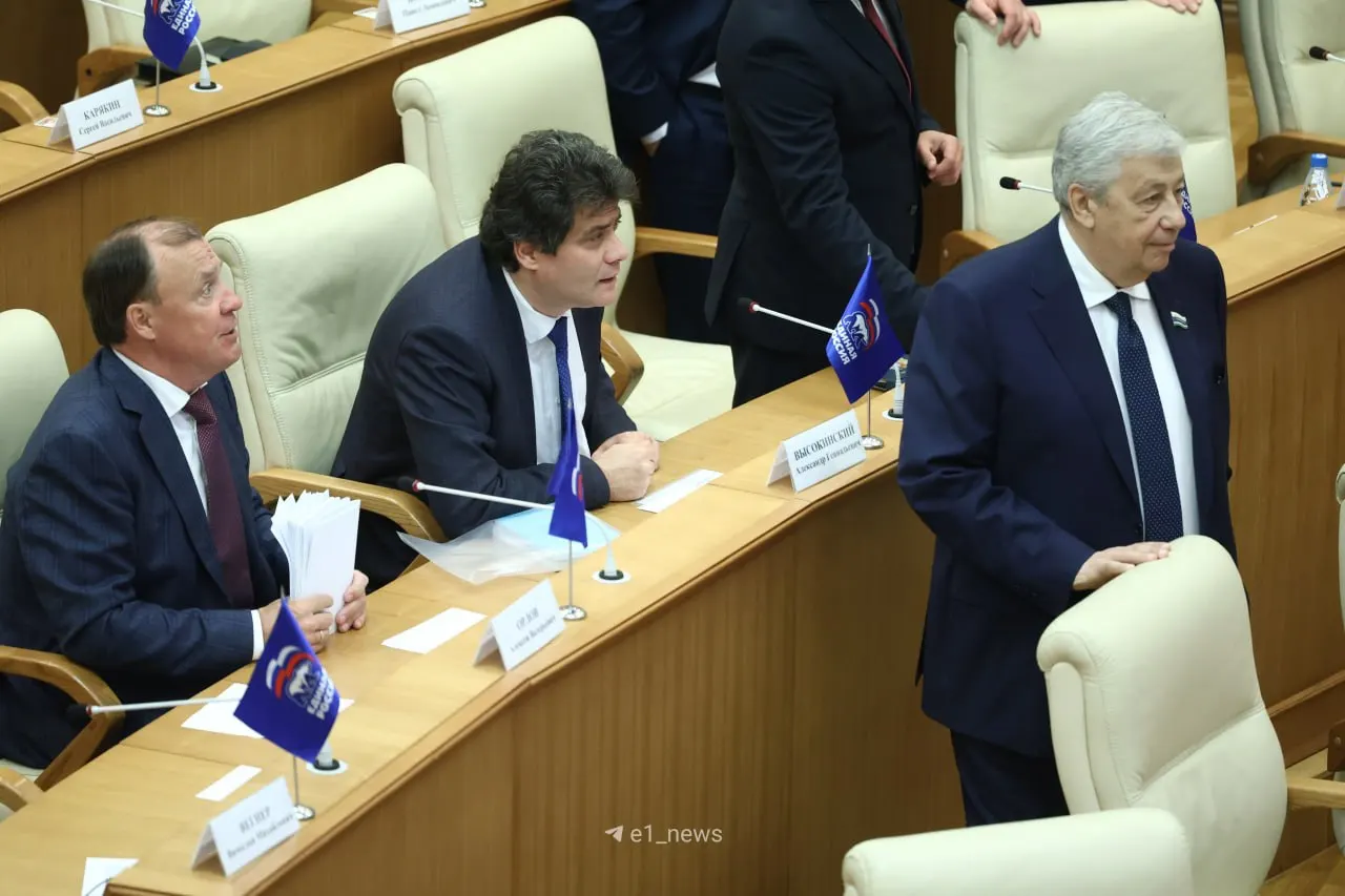 В Екатеринбурге обсуждают структуру Законодательного собрания, первые законы нового созыва и распределение должностей.
