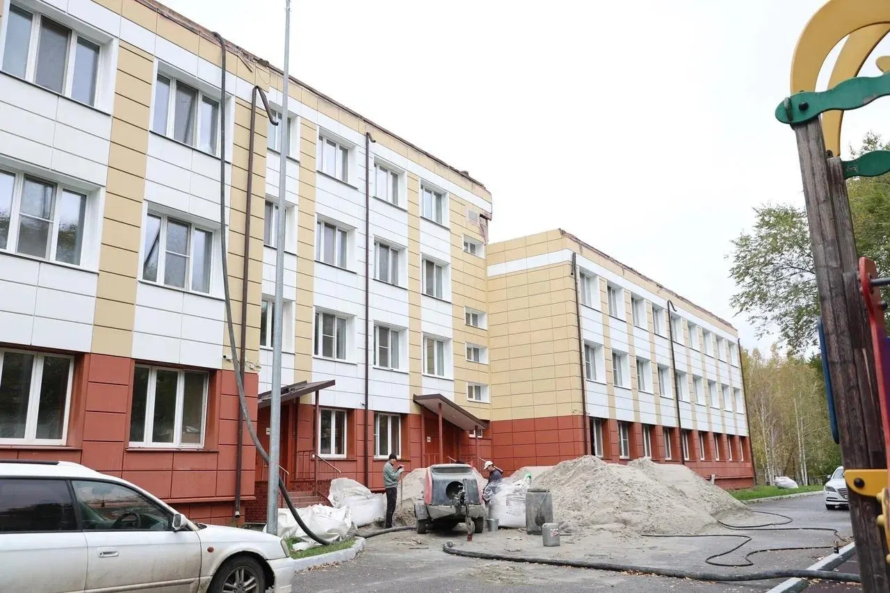 К кровельным работам подошли к завершающему этапу: к 15 ноября планируется завершение кровельных работ, затем — замена фасадов и внутренняя отделка; здание вернется к обычной школьной жизни после новогодних каникул.