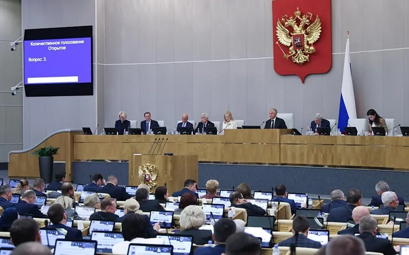 Новый созыв Госдумы под контролем правящей группы отклонил социальные законопроекты в области науки и образования, что вызвало критику за бездействие.