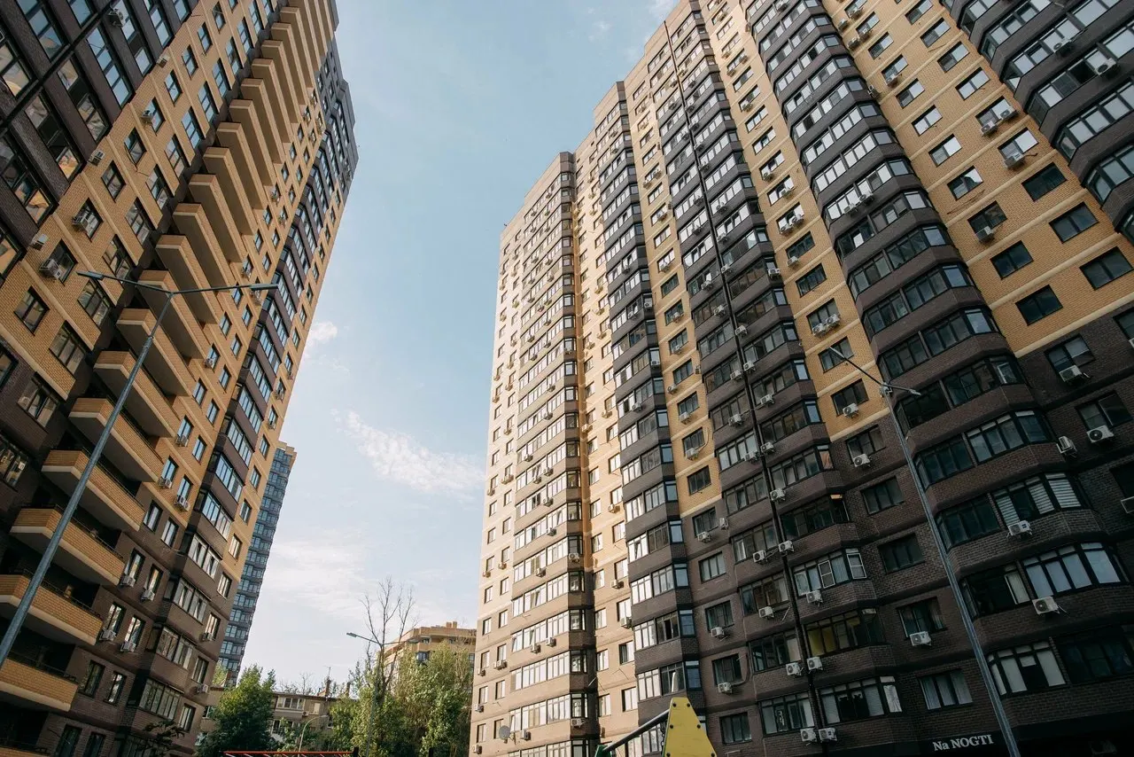 В многоэтажном доме Ростова-на-Дону на протяжении трех дней отсутствует водоснабжение: жители жалуются на слабый напор и грязную воду; обращения в управляющую компанию и водоканал пока не приводят к конкретному решению.