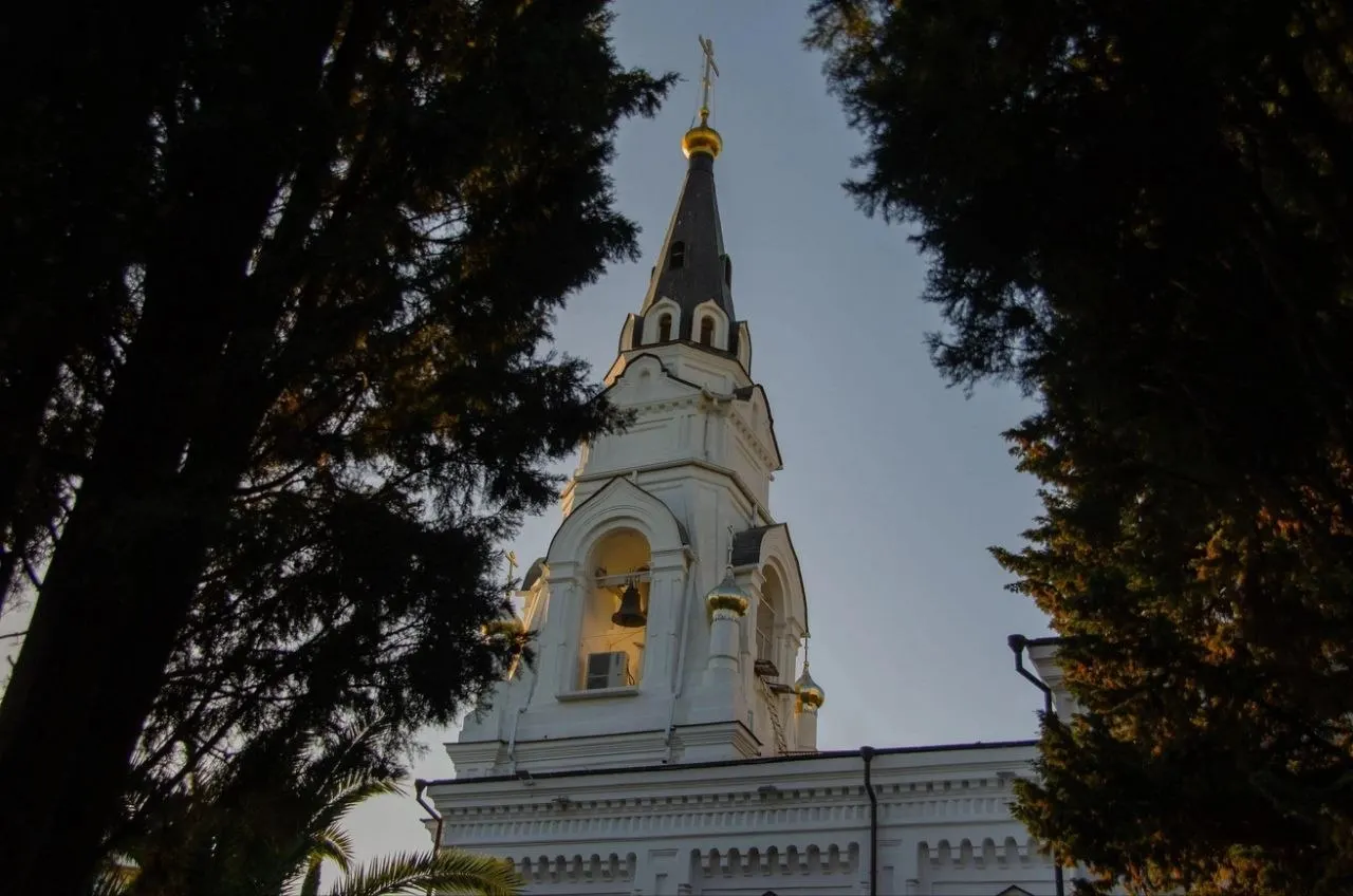 Главному храму Сочи исполняется 135 лет; к юбилею прибудут три архиерея, а посетителям покажут выставку, посвящённую истории собора.