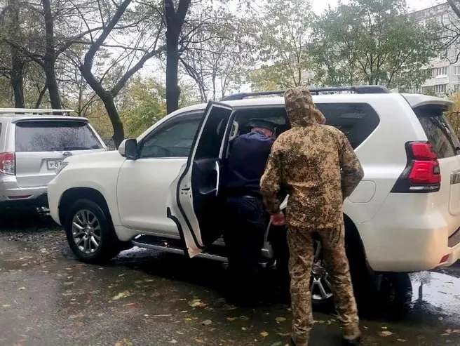 Судебные приставы изъяли внедорожник, ранее принадлежавший супруге чиновника; автомобиль направят на нужды СВО. По делу осудили за крупную взятку, подробности не раскрываются.
