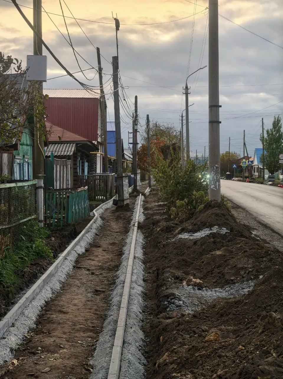 Жители обсуждают новое благоустройство: установка опор по середине узкой дороги вызывает вопросы к проектировщикам.