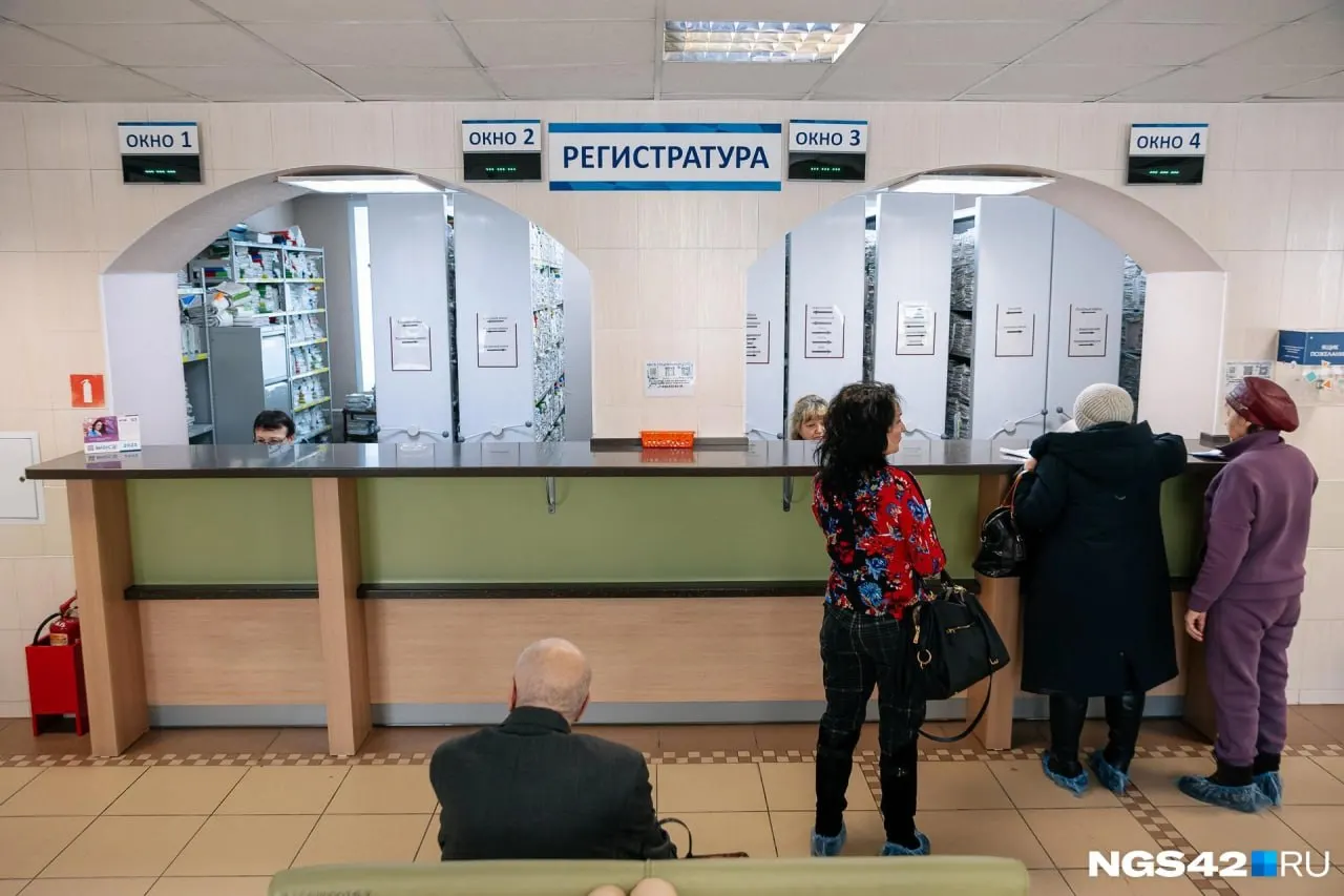 Жители Кемерова сталкиваются с затруднениями записи на прием в поликлиники; власти обещают разобраться и разъяснить ситуацию.