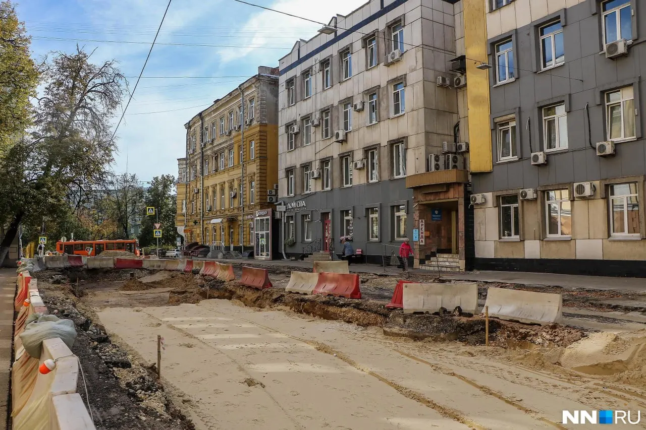 Расширение улицы Маслякова продолжается: после решения перенести пешеходную зону на Малой Покровской планируется перенаправление транспорта на Маслякова. В рамках работ — перенос подземных коммуникаций, обновление дорожной одежды, тротуаров и освещения. Открытие движения запланировано до конца 2026 года.
