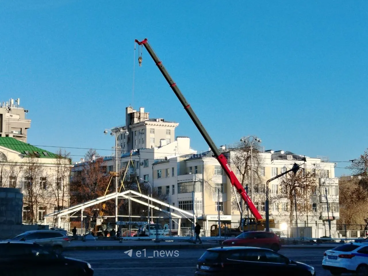 На площади начались работы по установке катка, возведению павильона и оформлению бортиков к зимнему празднику.