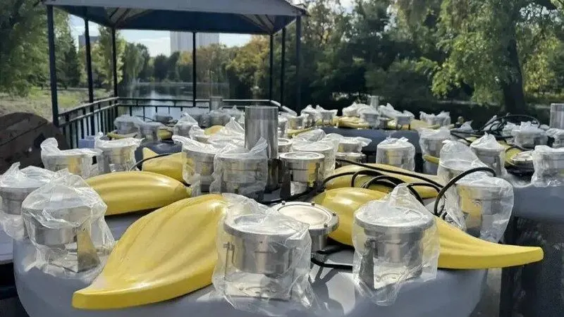 Конструкция разместится на поверхности пруда и будет насыщать воду кислородом; фонтан состоит из девяти модулей и имеет декоративную подсветку, запуск запланирован на этот месяц в тестовом режиме.