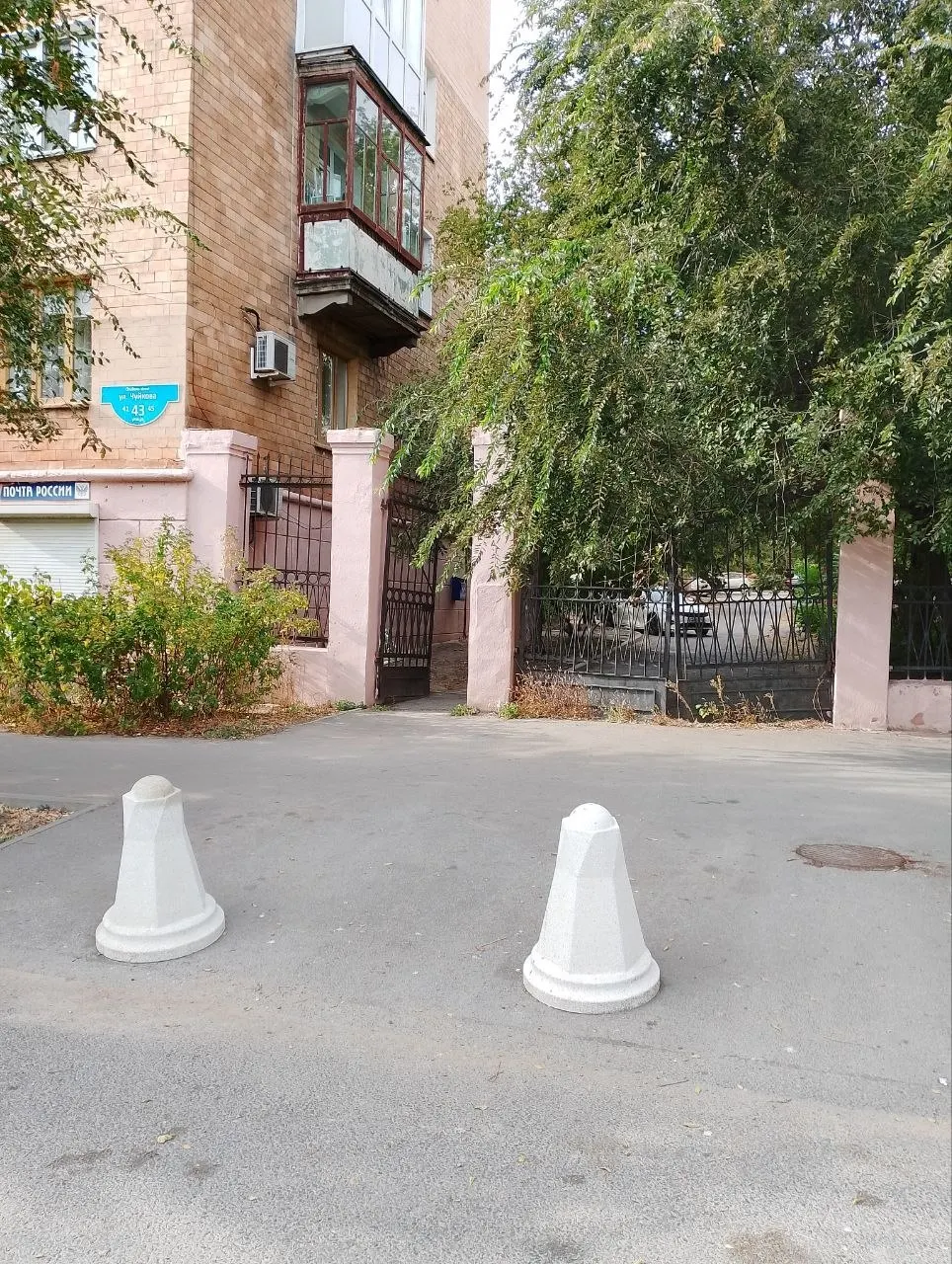 Жители двух домов сообщили об искусственных препятствиях у ворот пожарных выездов, замеченных после введения платной парковки.
