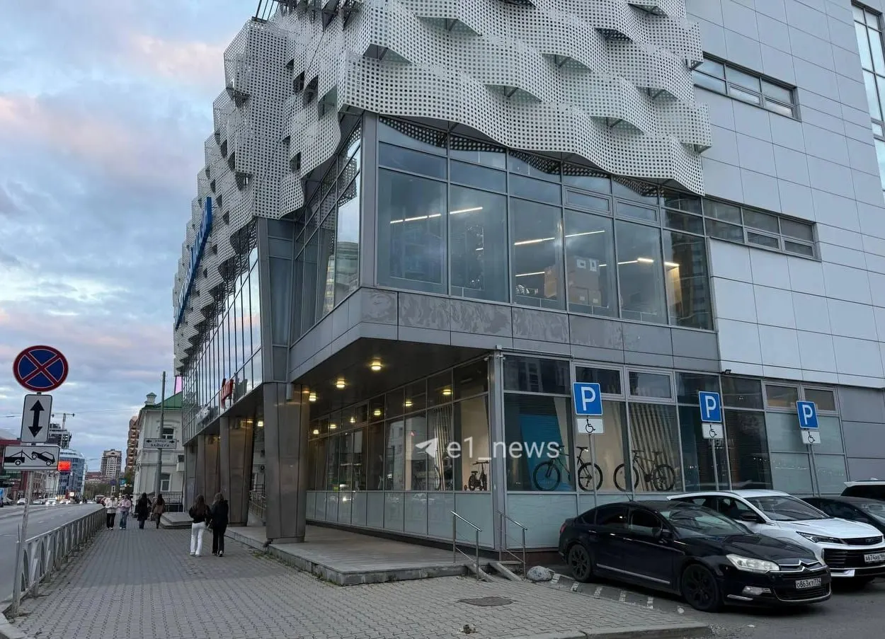 Площадь торгового зала уменьшается, но магазин продолжает работу; покупатели следят за ситуацией и возможными изменениями ассортимента.
