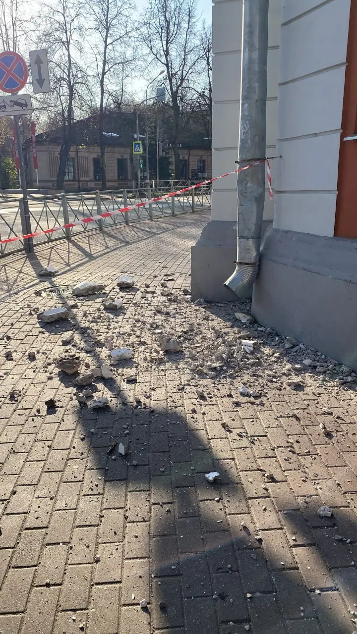 В центре Новгорода зафиксировано обрушение части фасада; обломки упали на тротуар. Освещение работает с перебоями. Жители требуют от городской администрации оперативного реагирования.