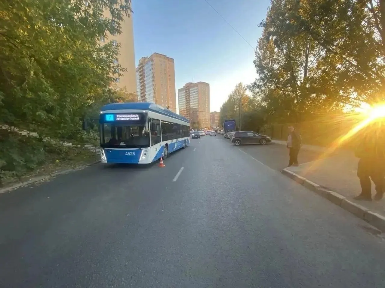 Троллейбус сбил восьмилетнюю девочку на Лазурной; на место прибыли сотрудники полиции, устанавливаются детали происшествия.
