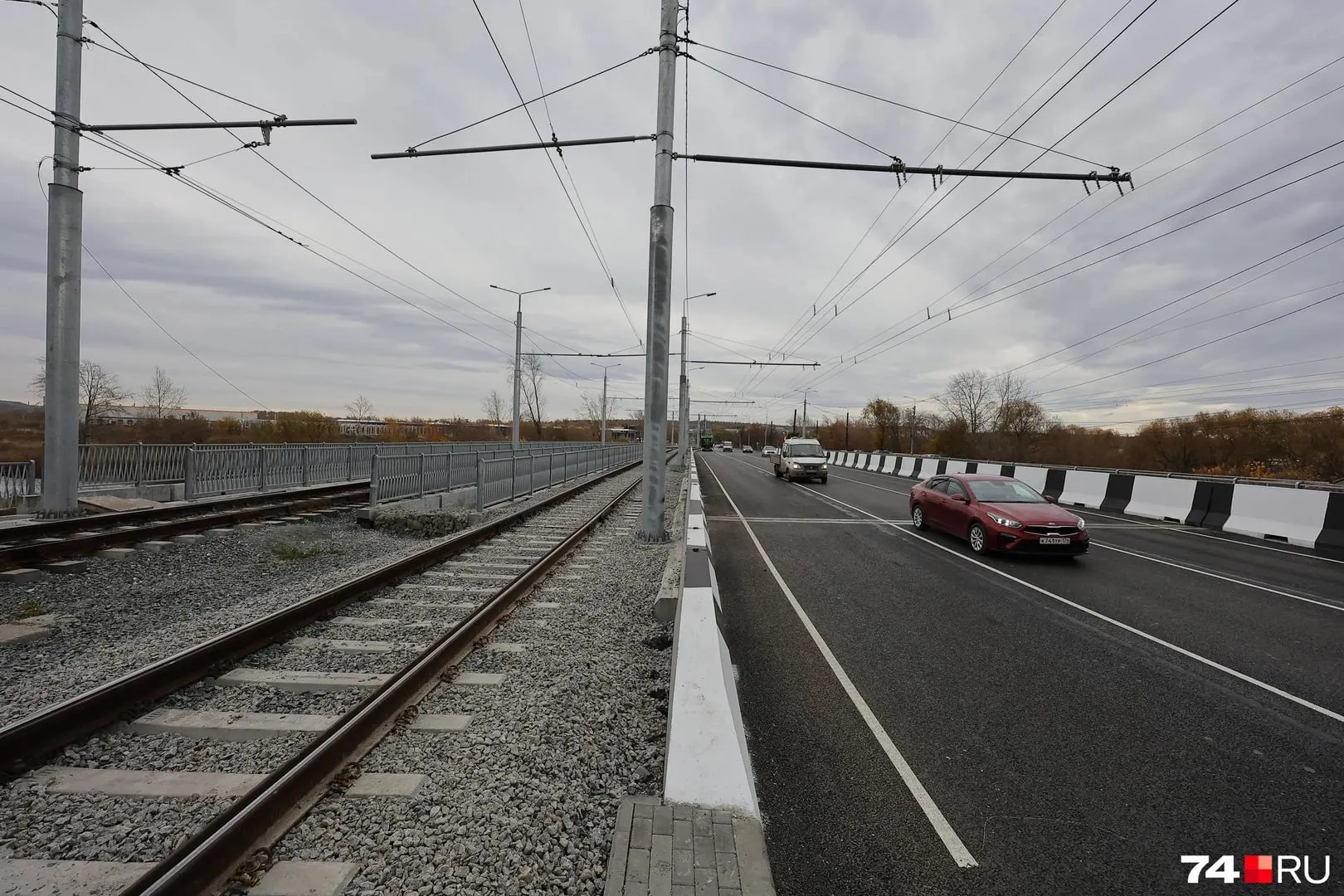Движение по мосту возобновлено раньше запланированного срока, работы идут по графику.