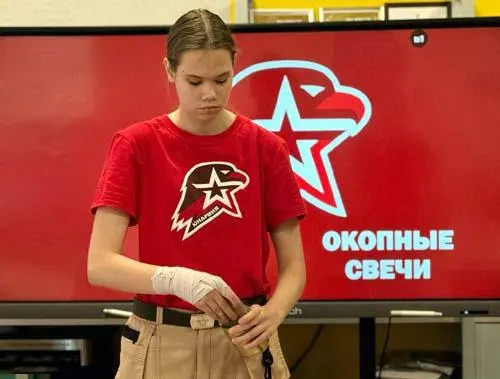 В школе №30 проходят мастер-классы по свечам для фронта и сбору макулатуры в поддержку вооружённых сил; акции переплетаются с памятью и призывами к патриотизму.