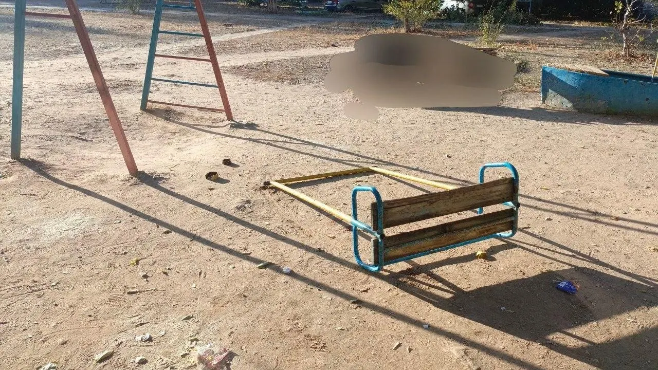 На детской площадке во дворе сломались качели, две девочки-подростка получили травмы: у одной ушиб, у другой — переломы. Власти проводят проверки состояния конструкции.