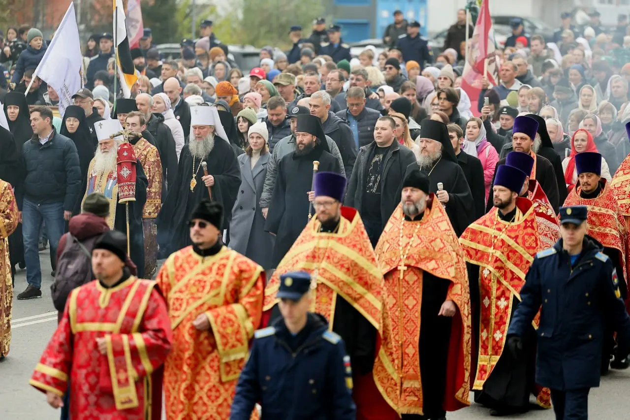 Верующие прошли по центральным улицам города, мэр принял участие в шествии; завершилась литургия в кафедральном соборе.