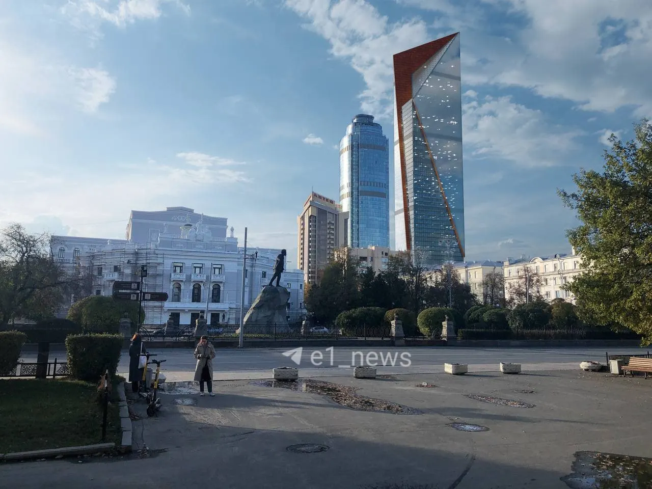 В Екатеринбурге стартовала стройка нового 300-метрового небоскрёба под названием «Парус», который обещает стать заметной точкой на городском горизонте.