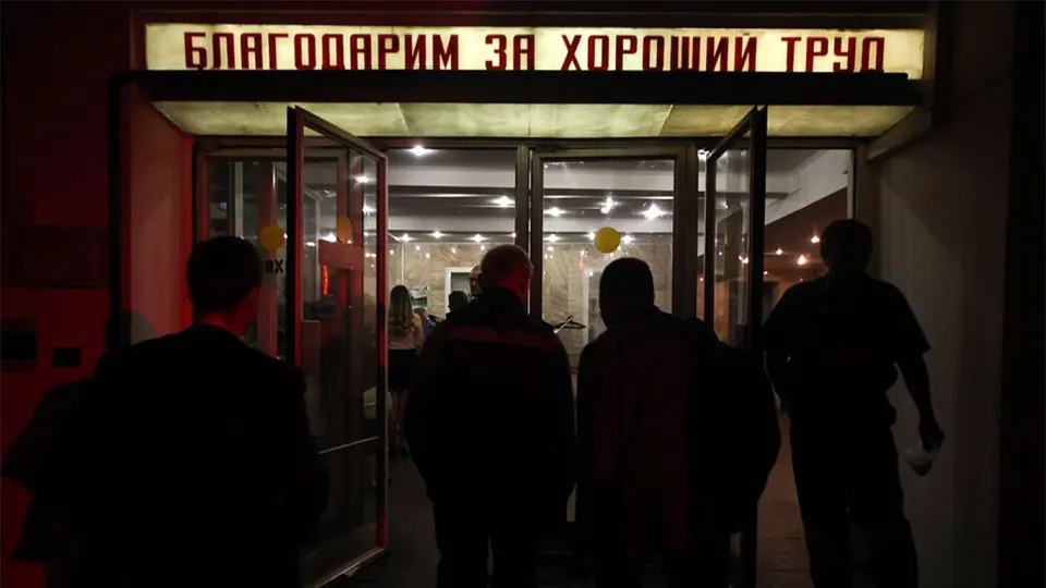 В регионе начались увольнения в бюджетной сфере на фоне дефицита бюджета и сокращения расходов; ситуация отражает общие экономические проблемы региона.