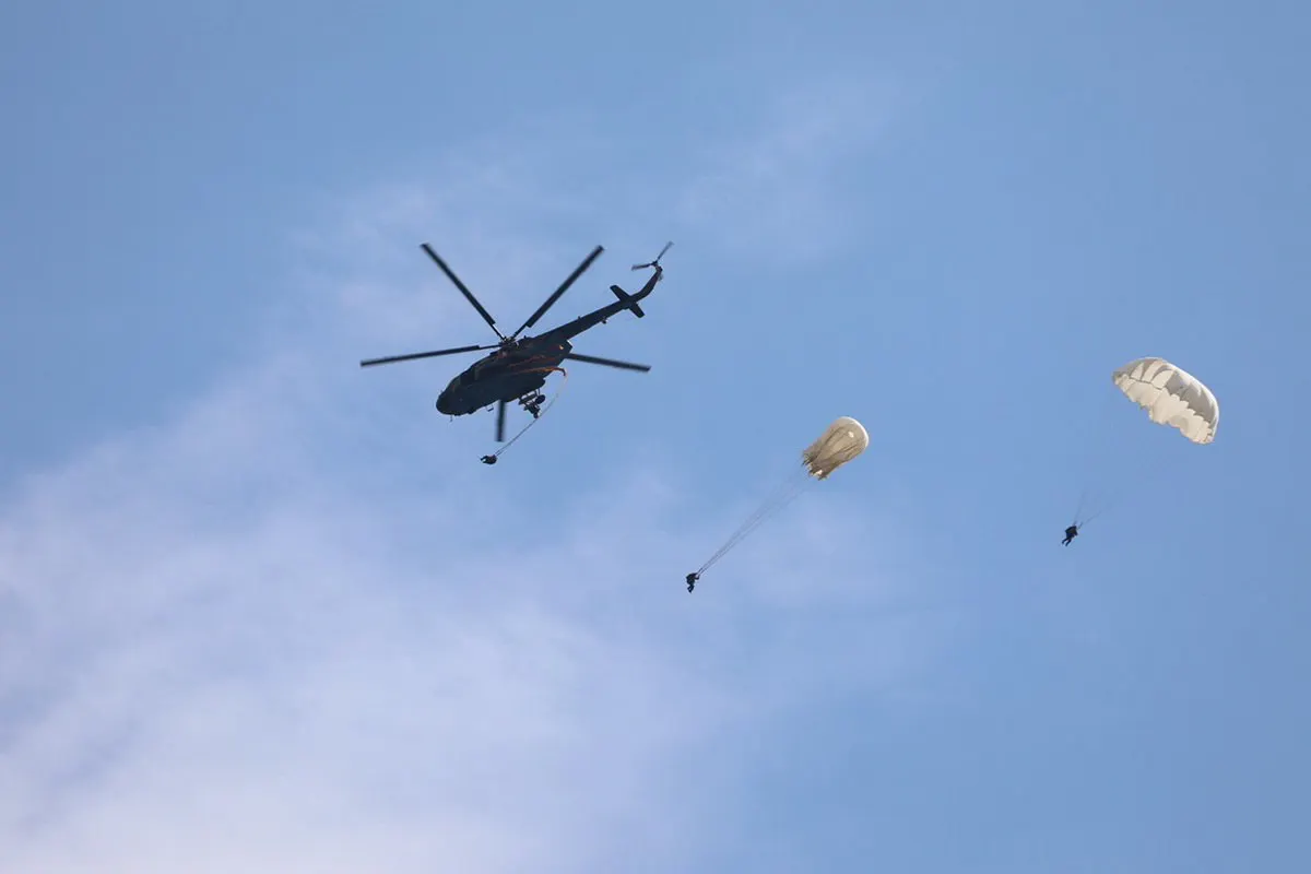Около 50 военнослужащих выполнили примерно 100 прыжков с вертолётов Ми-8 на высотах от 900 метров до 2,5 километра, отрабатывая задержку раскрытия парашютов и эвакуацию из самолётов.
