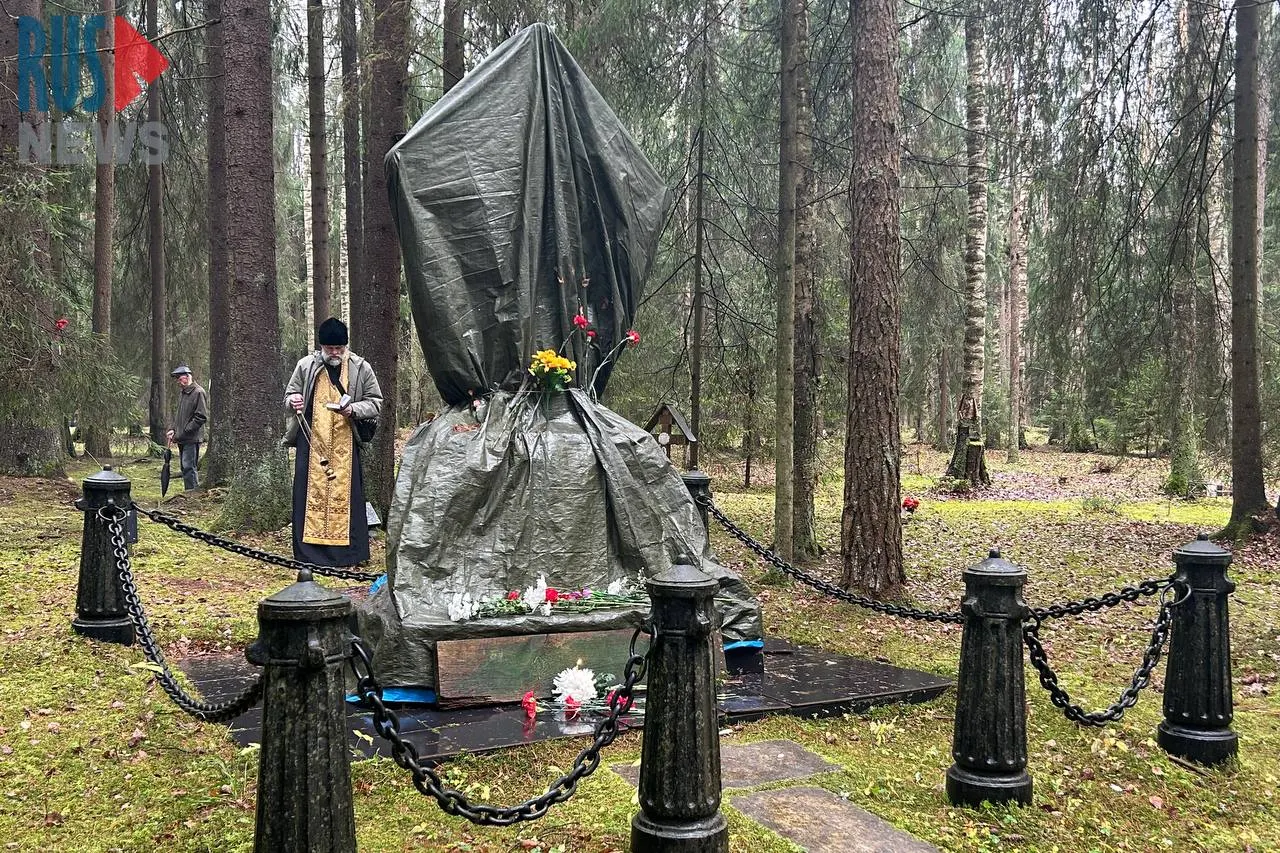 Памятная церемония у места памяти жертв сталинских репрессий объединила горожан и представителей общественных организаций; участники приняли участие в возложении цветов и чтении списков жертв.