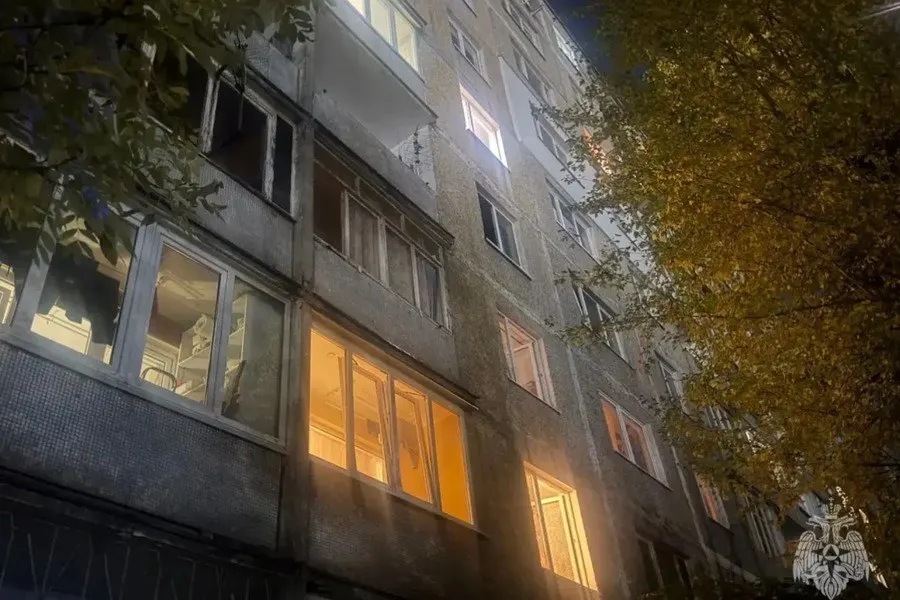 Пожар в девятиэтажном жилом доме на улице 9 Апреля унес жизни женщины и свыше двадцати кошек; 17 жильцов эвакуированы, двое пострадавших госпитализированы.