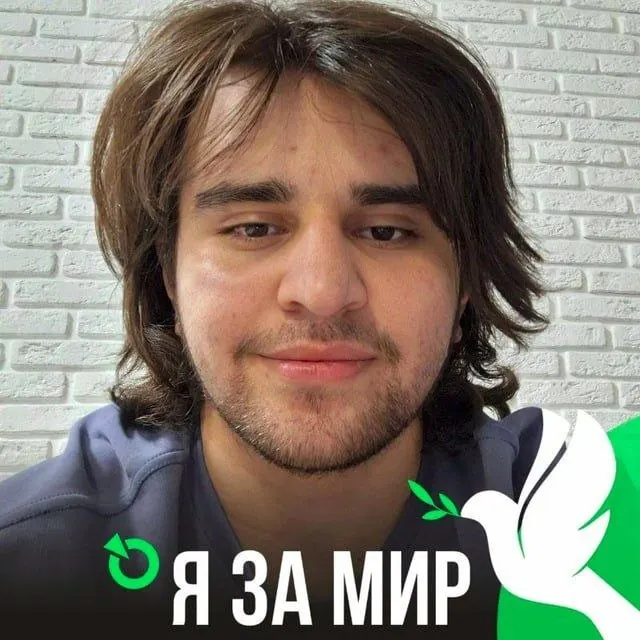 Ленинский районный суд признал активиста Курбана Магомедрасулова виновным в оскорблении власти; ему назначены штрафы за использование нецензурной лексики в интернете и за высказывания о дефиците топлива.