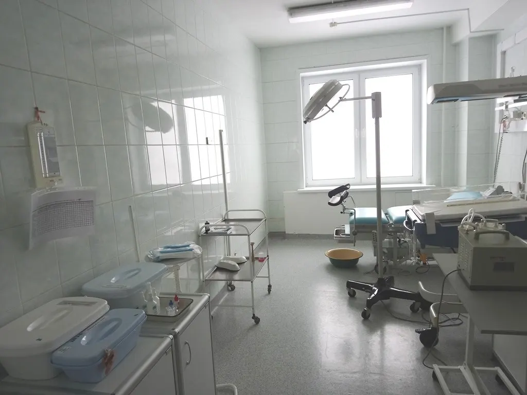 В регионе предлагают снизить долю кесаревых до 34% и мотивировать рожениц к естественным родам, что вызывает тревогу у пациентов и специалистов; мы разложим ситуацию по полочкам.