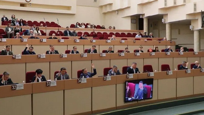 В бюджете города скорректированы расходы в пользу оплаты труда бюджетников и смежных статей; обсуждался дефицит бюджета региона.