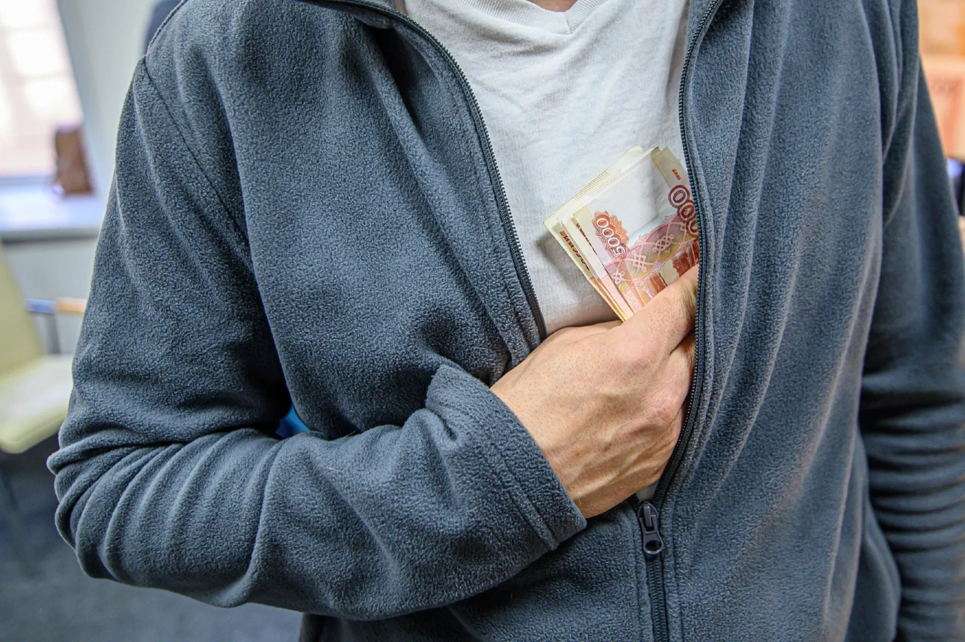 Разбираемся, какие выплаты за работу в праздничный день полагаются сотрудникам и как их требовать у руководителя.