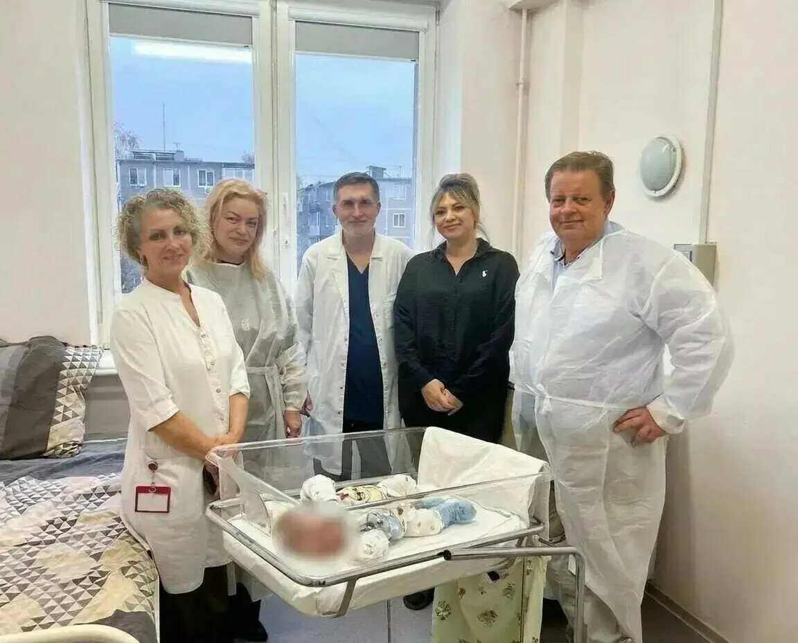 На 24-й неделе беременности из-за резус-конфликта врачи провели пять внутриутробных переливаний крови. Беременность удалось довести до доношенного срока, и новорождённый выписан под наблюдением педиатра.