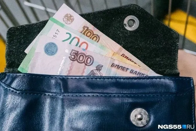 Омические студенты и молодые люди обсуждают, как жить на стипендию в 2–3 тысячи рублей и почему подработка стала необходимостью.