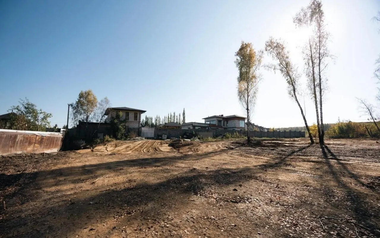 У береговой зоны Шершневского водохранилища началась вырубка леса без официальных разрешений; местные жители требуют разъяснений и опасаются последствий.
