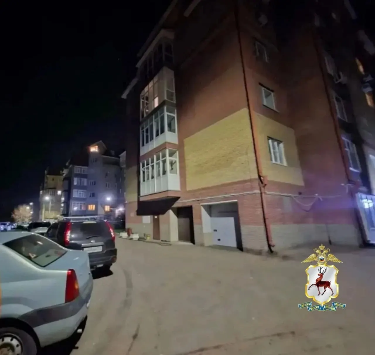 Девочку нашли живой на крыше пятиэтажного дома; её состояние удовлетворительное, проводится расследование причин побега.