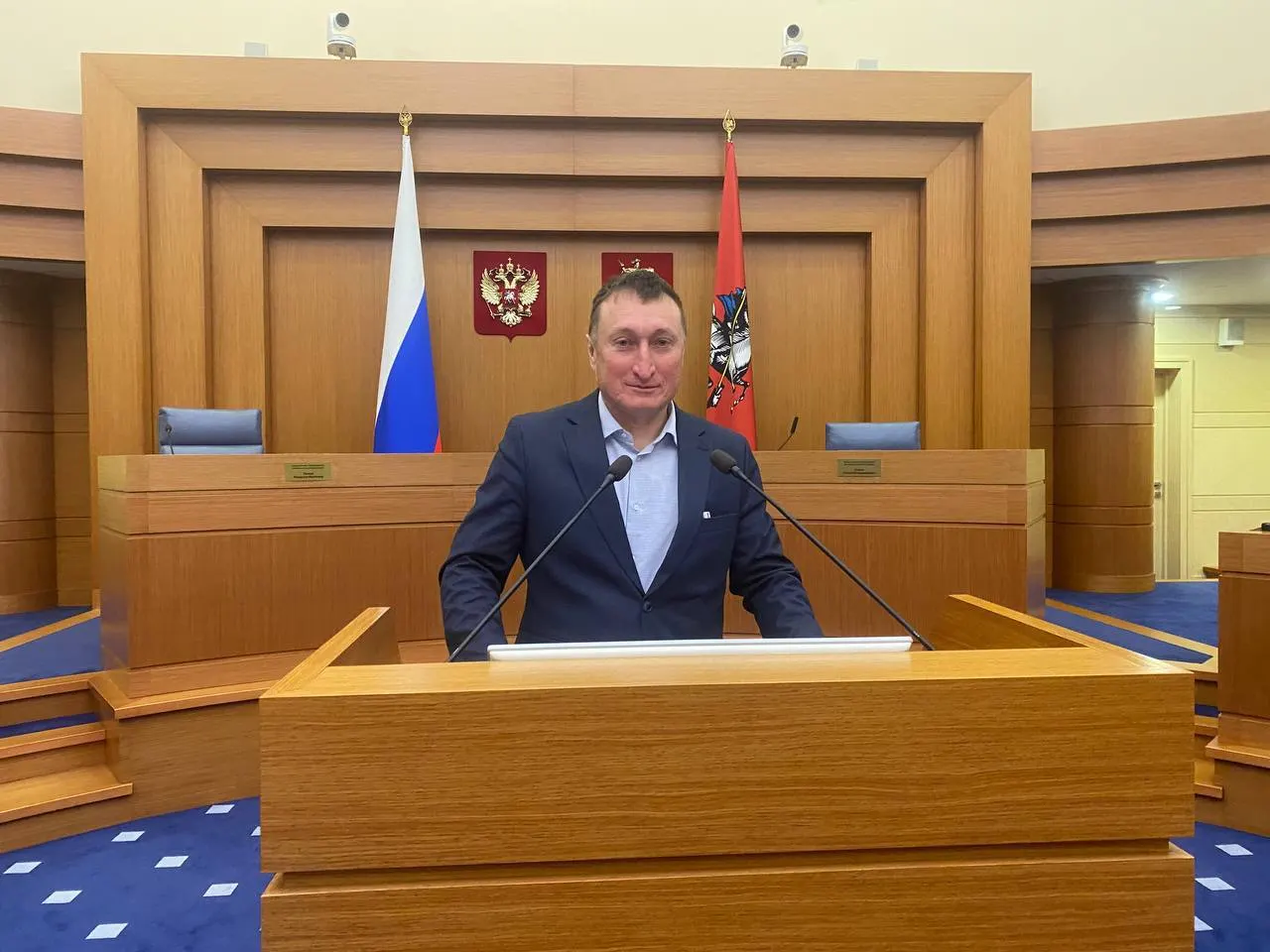 Депутат призывает главу региона отказаться от выплат из регионального бюджета, ссылаясь на финансирование из федеральной казны; инициатива сопровождается внесением законопроекта.