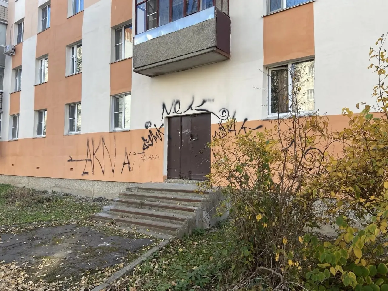 После инцидента дома на улице Калинина требуют ремонта; общий ущерб оценивается в около 500 тысяч рублей, возместить который должны родители несовершеннолетних.