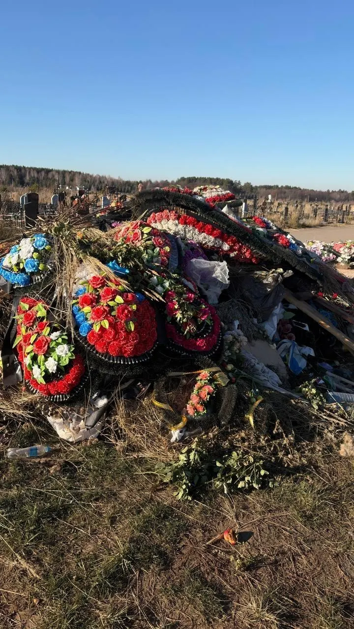 На городском кладбище образовалась скопление бутылок, пакетов и цветов возле могил, помеченных триколором; власти запланировали уборку на 28–29 октября.