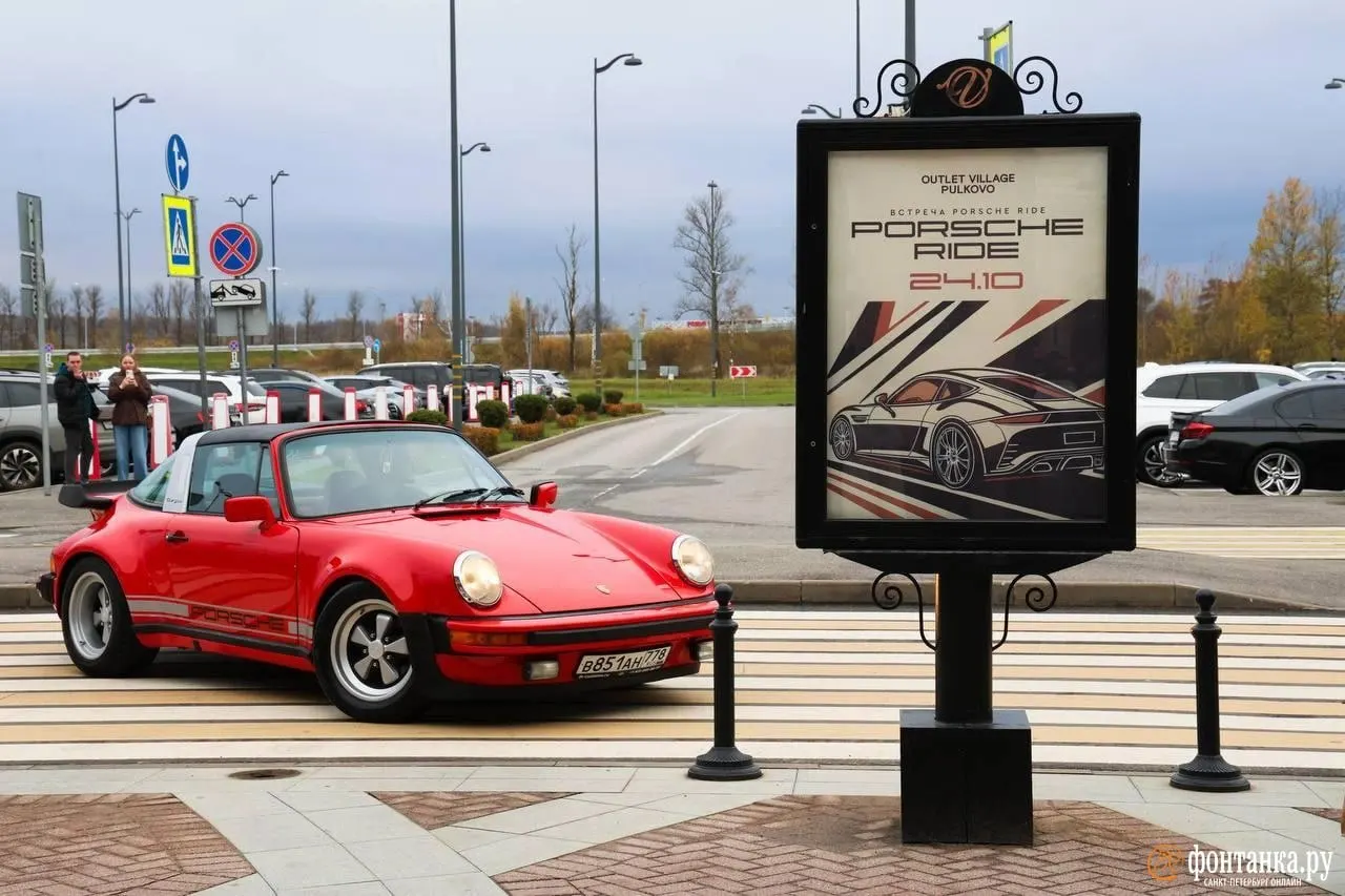 Посетители увидели разнообразные модели Porsche — от 911 до Cayenne, с багажником на крыше и крупными шинами.