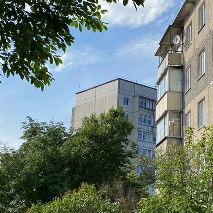 Долги за коммунальные услуги достигают около 30 тысяч рублей; жильцам грозит выселение из служебного жилья, если задолженность не будет погашена до 20 ноября.