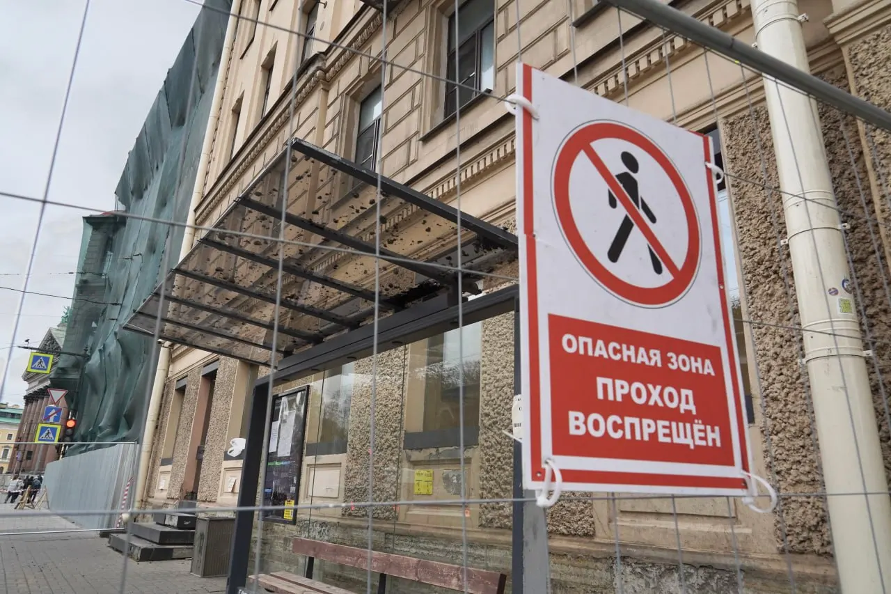 После пожара рядом с особняком Миллера восстанавливают апарт-отели; влияние удара ощутили кафе и жильё, вопросы поддержки властей остаются.