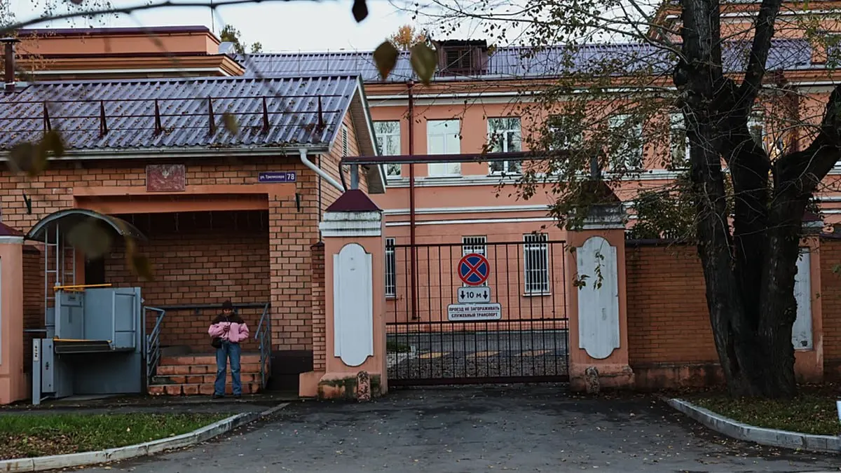 Расследование указывает на систематические нарушения биобезопасности и неясности вокруг смерти молодой исследовательницы в иркутском учреждении.