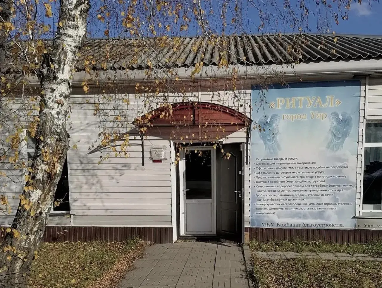 Прокуратура выявила серию без конкурсных контрактов на сумму свыше шести миллионов рублей с подрядчиком, который оказался братом руководителя.