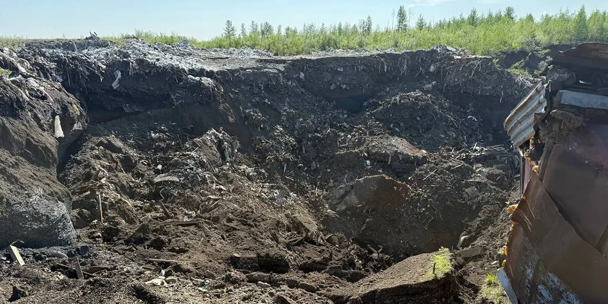 Суд начал рассмотрение дела о гибели охранницы во время крупного провала грунта; обвинение предъявлено руководителю одного из предприятий, но материалы возвращены прокурору из-за процессуальных нарушений. Родственники погибшей сомневаются в объективности расследования.