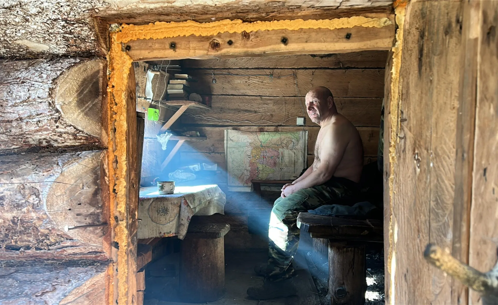 Раскрываются условия жизни и способы выживания охотников-промысловиков в глубокой тайге.